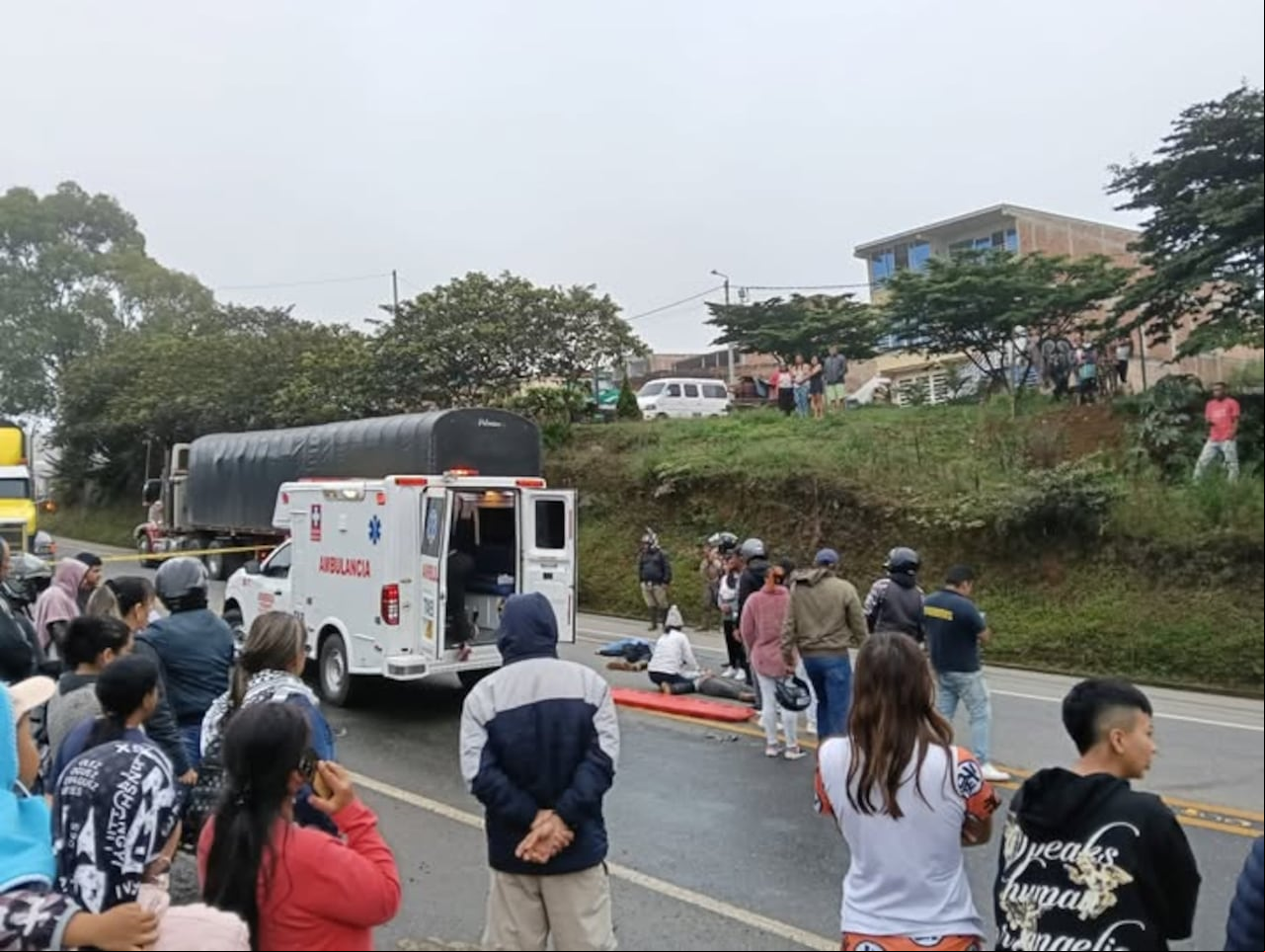 Paramédicos auxiliaron a la persona que resultó herida en este accidente y después la trasladaron rápidamente a la sala de urgencias del hospital de Piendamó.