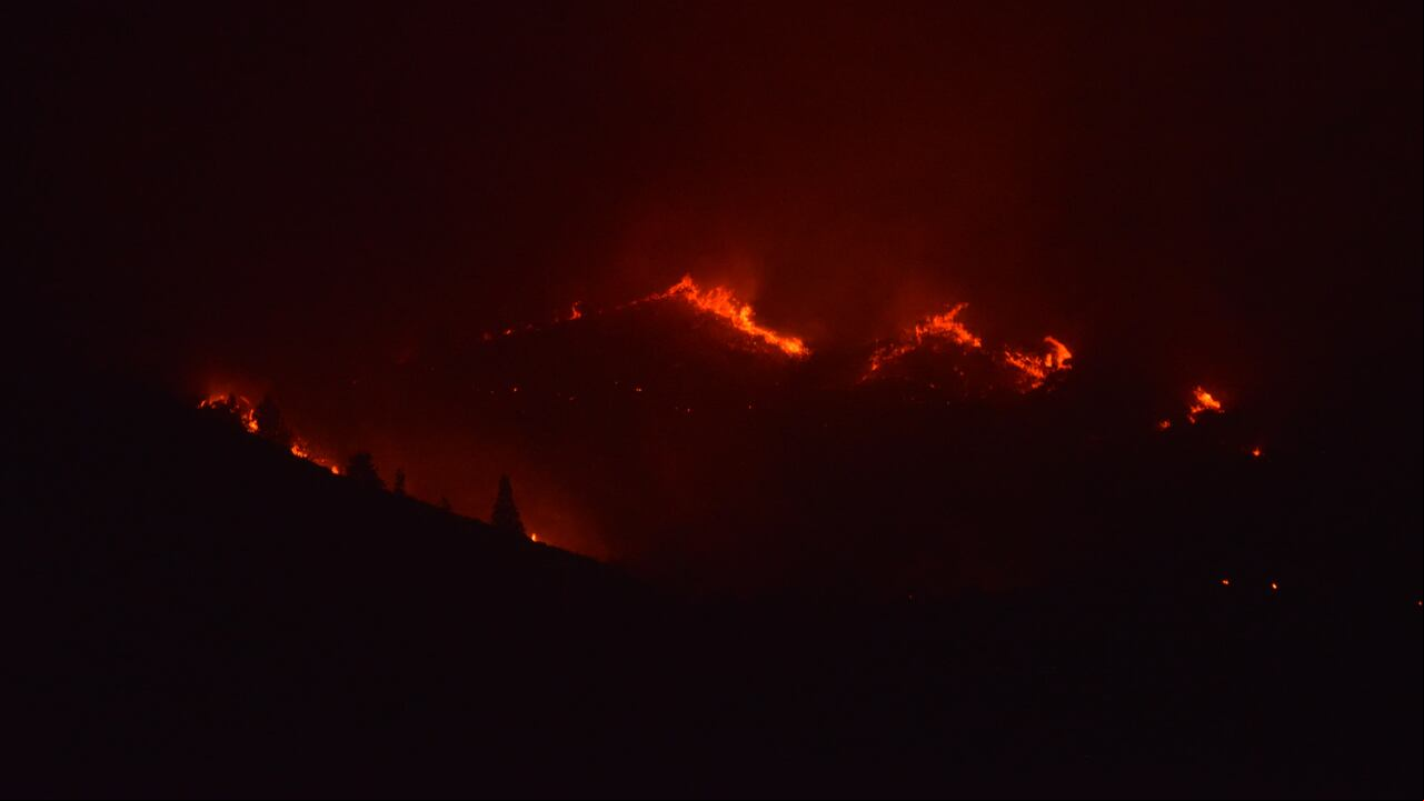 Impactantes imágenes: así los bomberos de Cali tratan de controlar las llamas del grave incendio en el sector de Cristo Rey. (Foto: Aymer Álvarez Murillo)