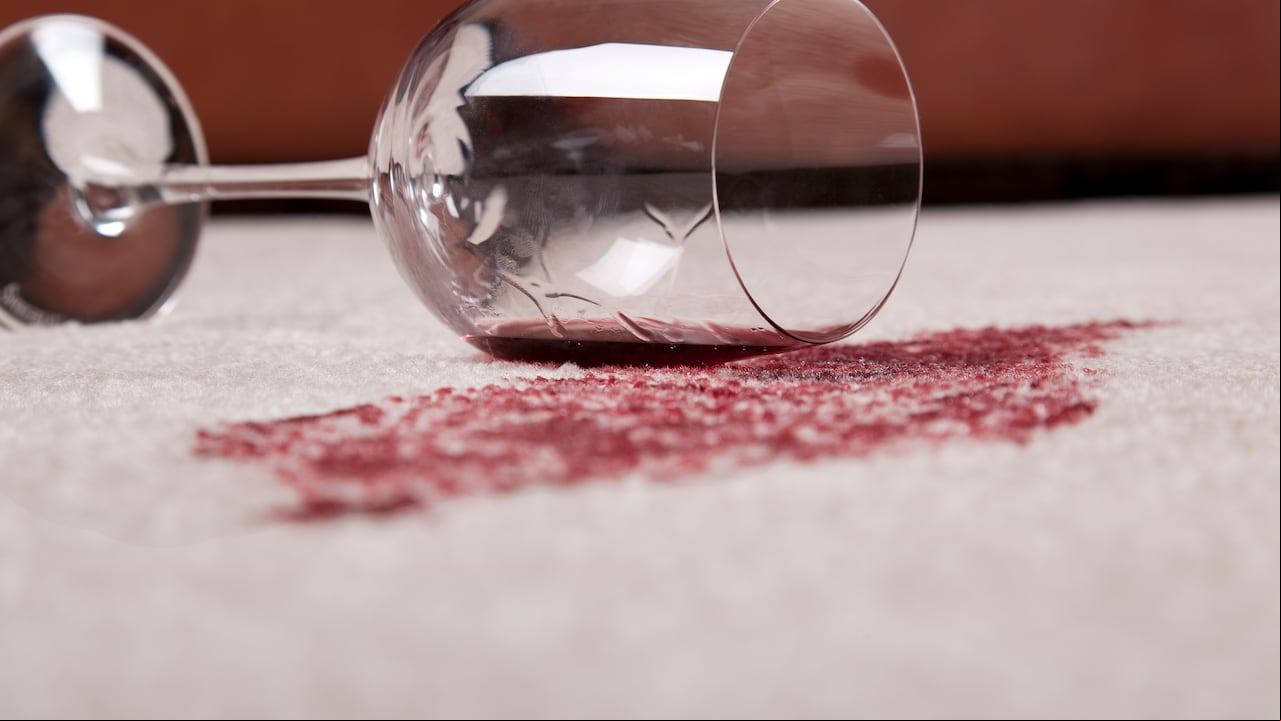 Los mejores trucos para eliminar las manchas de vino en su casa