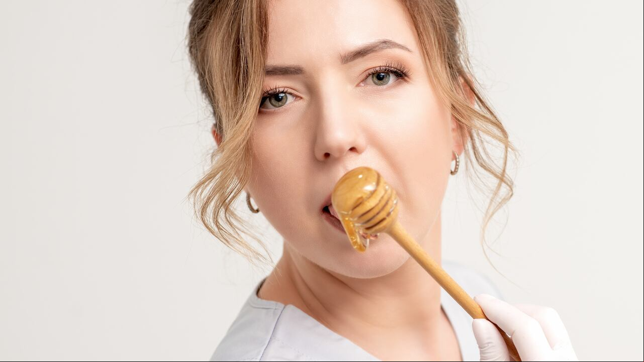 ¿Busca una solución natural para labios agrietados y manchados? La miel de abejas podría ser la respuesta que ha estado buscando.