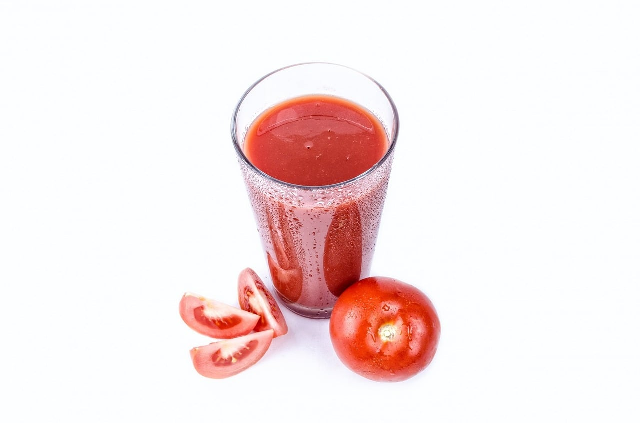 El jugo de tomate contiene licopeno, que es un poderoso antioxidante que ayudan a proteger las células del daño causado por los radicales libres, lo cual puede reducir el riesgo de enfermedades crónicas.