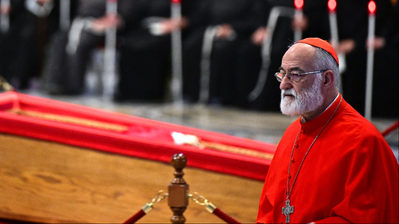 El cardenal español Cristóbal López Romero, arzobispo de Rabat, tiró la toalla al decir de manera contundente: “Si me eligen, huyo a Sicilia”. (Photo by Tiziana FABI / AFP)