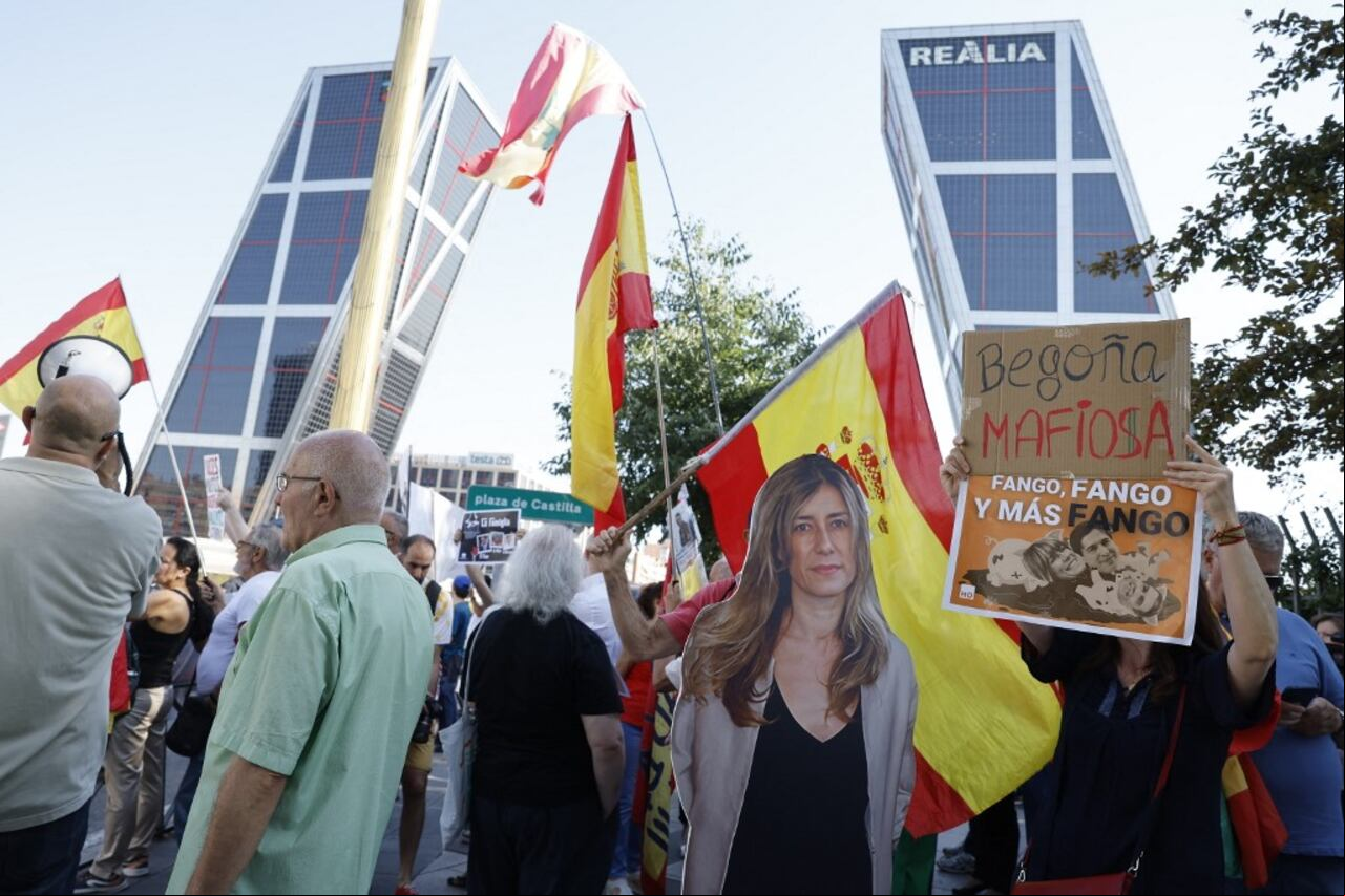 Fuera del tribunal, que era objeto de fuertes medidas de seguridad, algunas personas se manifestaban contra Begoña Gómez con banderas de España y pancartas que la llamaban “mafiosa”.