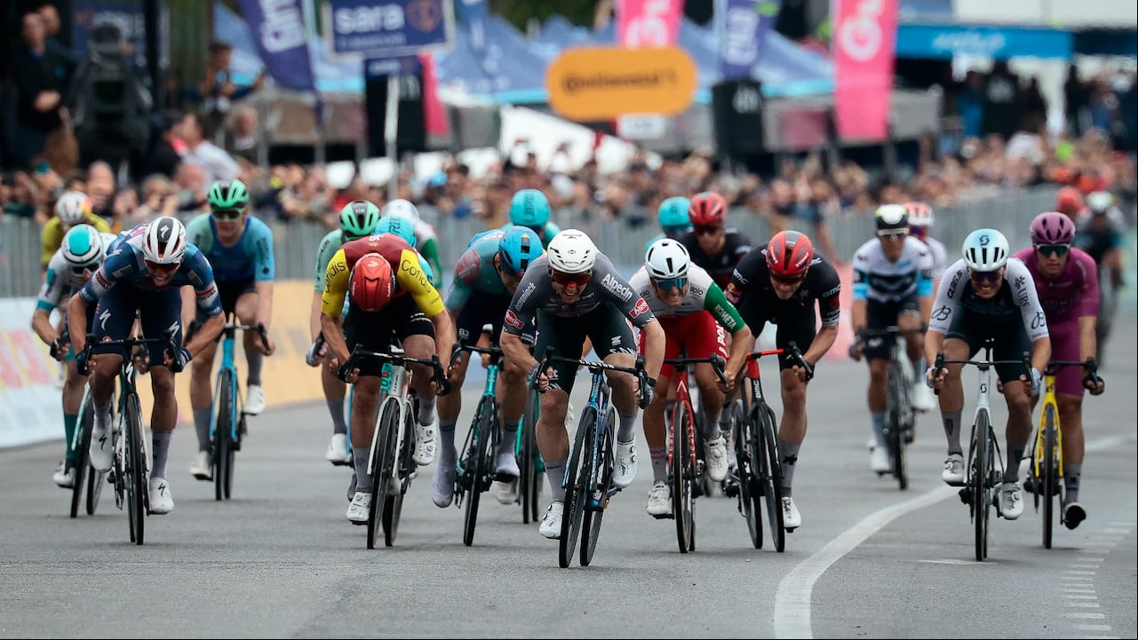 El ciclista australiano Kaden Groves (C) del Alpecin corre para cruzar la línea de meta y ganar la sexta etapa de la 108ª edición del Giro de Italia.