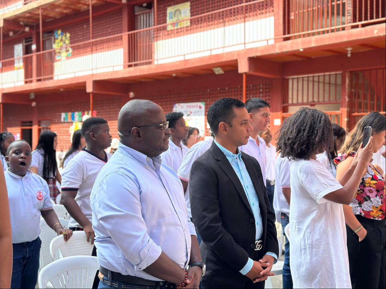 Los concejales de Cali Edison Lucumí (izquierda) y Marlos Cubillos (derecha) estuvieron en la misa de conmemoración a los dos menores asesinados.