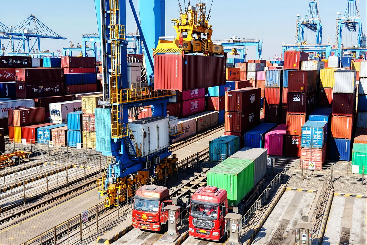 Vehículos transportan contenedores en la terminal de contenedores de comercio exterior del puerto de Qingdao en la provincia de Shandong en Qingdao, China, el 29 de enero de 2025. (Foto de Costfoto/NurPhoto vía Getty Images)