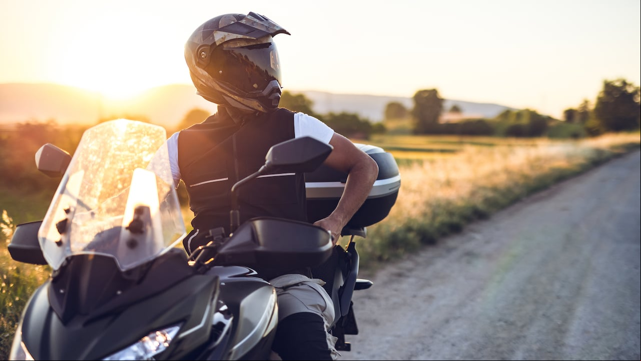 Las motocicletas touring destacan por su diseño pensado para recorrer largas distancias con comodidad y estabilidad, convirtiéndolas en una elección popular entre aquellos que priorizan la comodidad en sus aventuras en carretera.