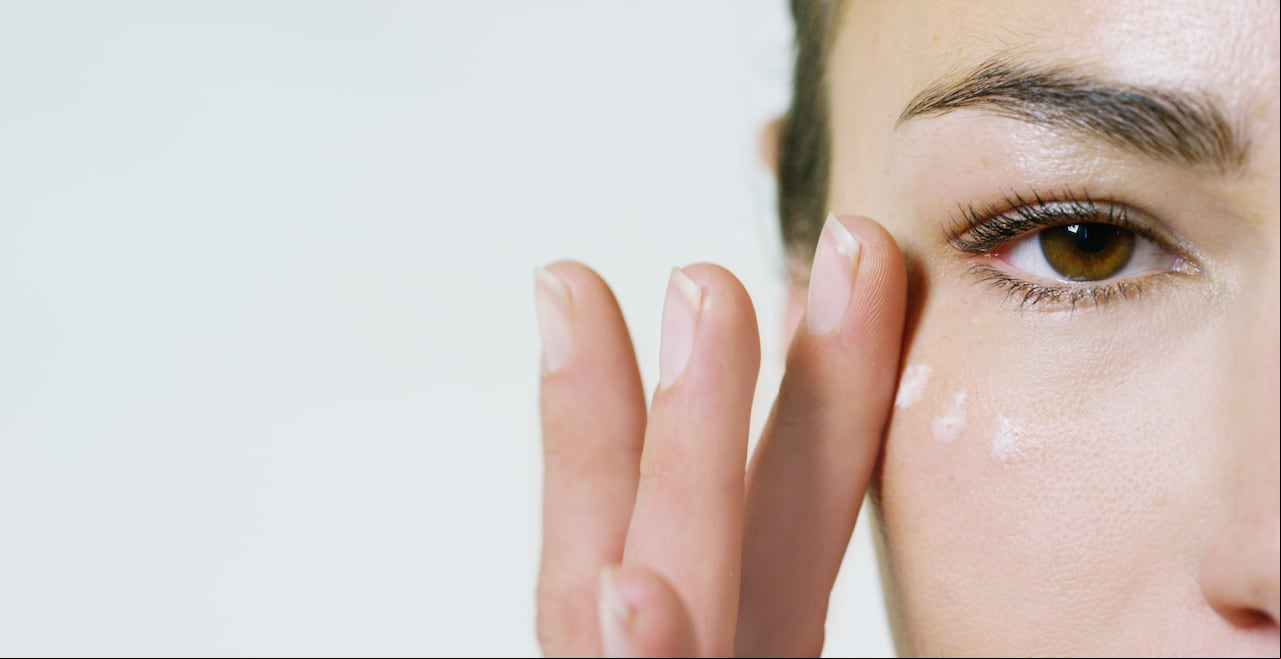 Distintos compuestos químicos ayudan a fortalecer, hidratar e iluminar el contorno de los ojos.