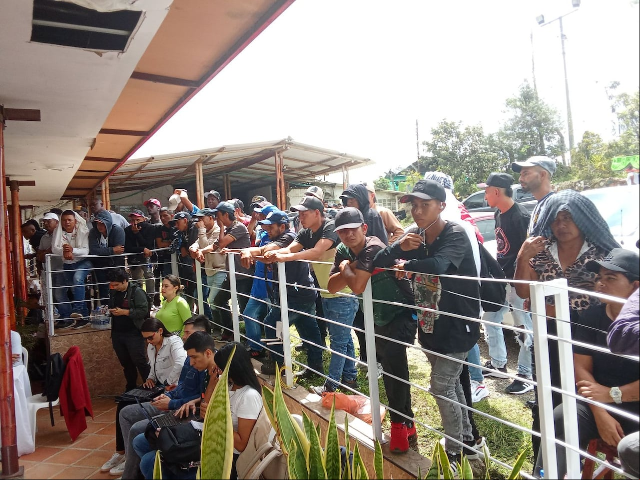 Más de 500 campesinos se encuentran a un lado de la vía Popayán-Cali a la espera de la llegada del presidente Gustavo Petro, si esto no se da, bloquearían la carretera.
