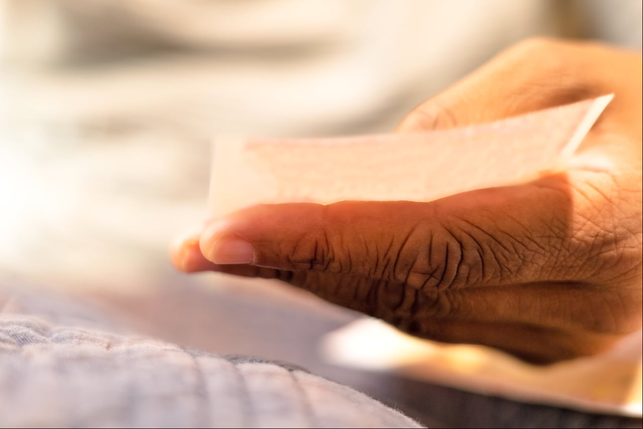 La mujer recibió el regalo a través de un correo electrónico.