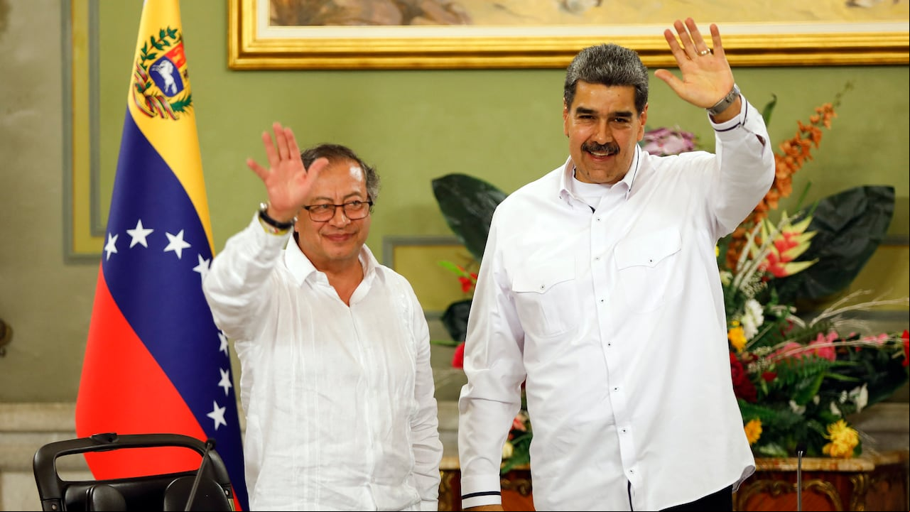 El presidente venezolano, Nicolás Maduro, y el presidente colombiano, Gustavo Petro, saludan después de una reunión en el Palacio Presidencial de Miraflores, en Caracas.