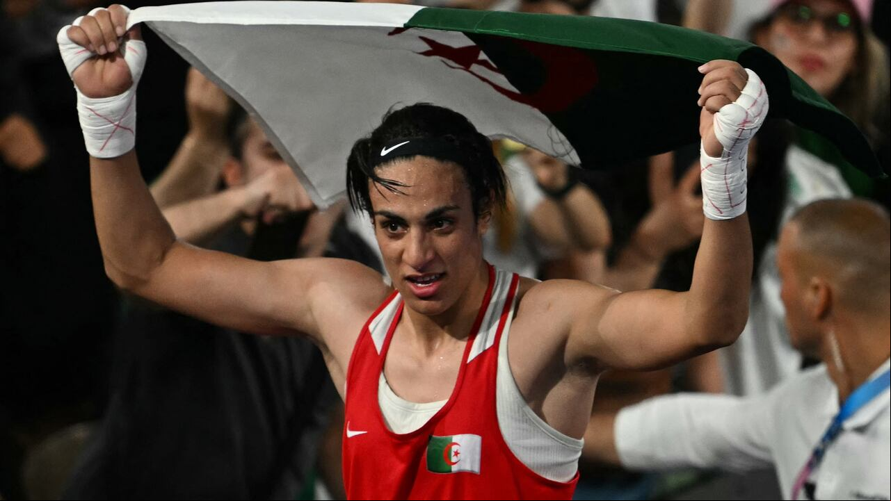 La boxeadora Imane Khelif, envuelta en una polémica de género, ganó medalla de oro en los Juegos Olímpicos de París 2024.