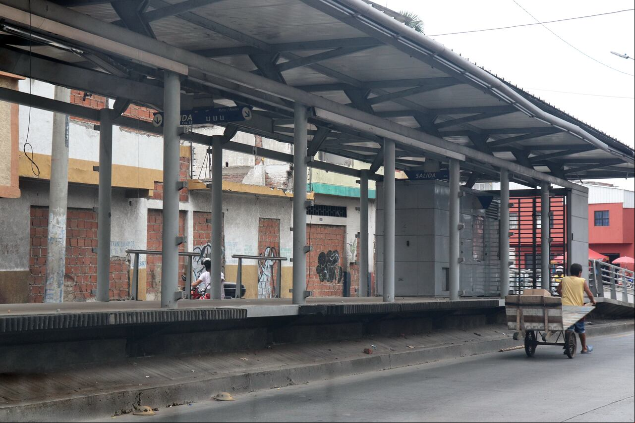 Estaciones del MIO desvalijadas y en grave estado.