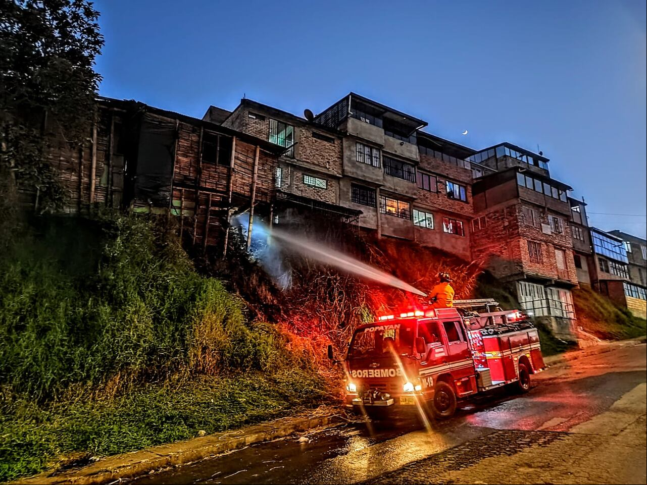 Los incendios forestales se han registrado en sectores del área rural de Popayán como Cajete, Julumito, El Hogar, Pisojé, entre otros. Foto: Bomberos Popayán.