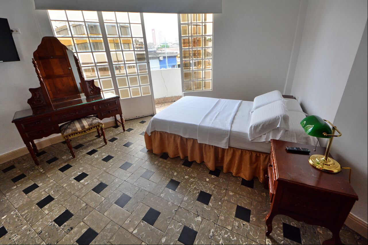 El Savoy, un hotel con cien años de existencia y una historia anclada al nacimiento del Grupo Niche. Su gerente, Mauricio Ríos, afirma que el hotel ha pertenecido a su familia por décadas. Y fue precisamente su abuela la que tuvo la idea de construir un hotel que lleva por nombre el mismo de la prestigiosa cadena de hoteles Savoy