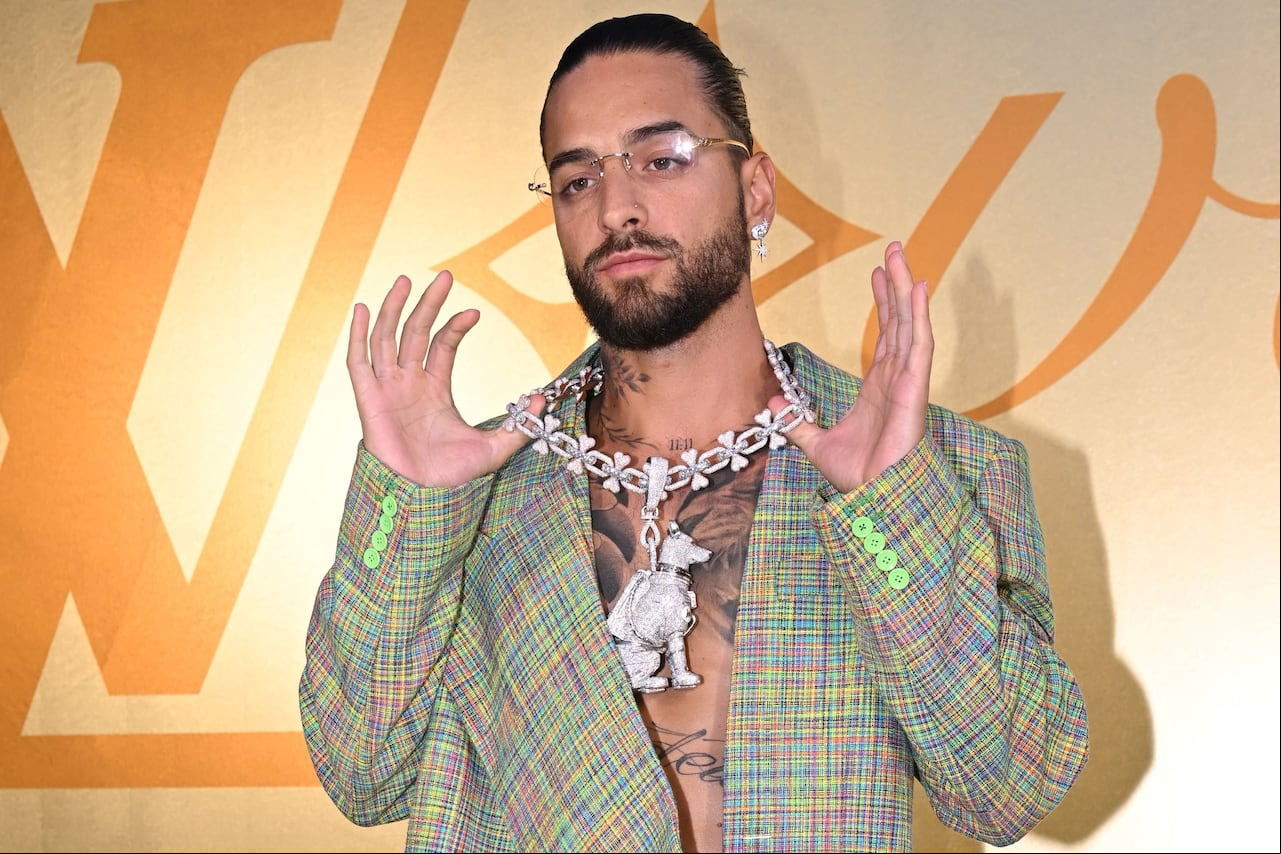 El cantante colombiano Maluma posa para una sesión fotográfica en el desfile Primavera-Verano 2024 de Louis Vuitton Menswear como parte de la Semana de la Moda de París, en el centro de París, el 20 de junio de 2023.