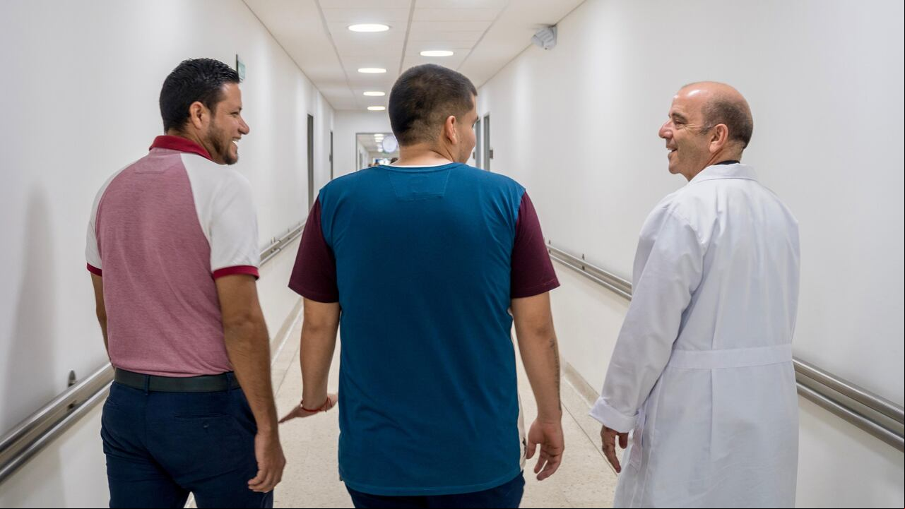 A la izquierda, Jaime Arley González, coordinador del Programa de Prevención de la Violencia del HUV; a la derecha el doctor Adolfo González Hadad, fundador de la iniciativa.
