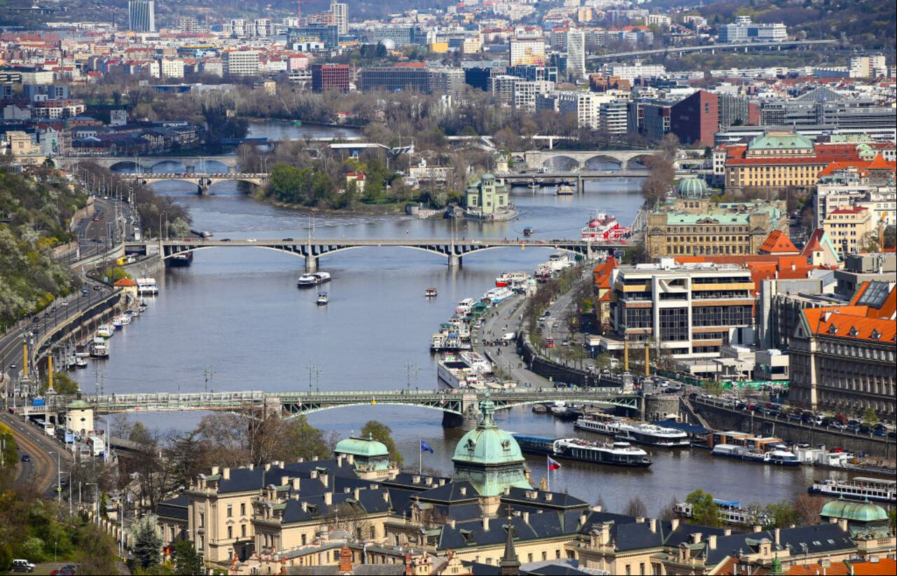 Una vista de la ciudad que llama la atención de los turistas en Praga, República Checa el 16 de abril de 2023. Praga, también conocida como la "Ciudad de las 100 agujas", es un destino turístico favorito con sus puentes históricos, catedrales, torres y castillos. (Foto de Sezgin Pancar/Agencia Anadolu a través de Getty Images)