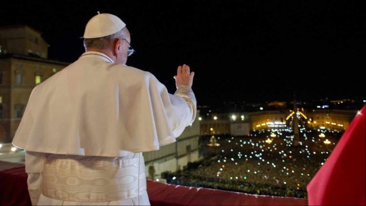Este fue el momento en el que el Papa Francisco saludó en su primer día como sumo pontífice.