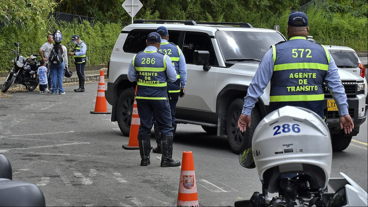 Los diferentes organismos de seguridad de la ciudad como son, los Guardas de transito , Bomberos y la Policia Nacional, Hacen presencia en uno de los lugares mas concurrido por estos primeros días del año, para vigilar de primera mano el comportamiento de las personas que visitan al rio Pance. Fotos Raúl Palacios El País.