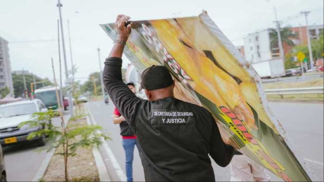 Durante el 2024 fueron retirados 4.200 elementos publicitarios instalados sin ningún tipo de autorización en diferentes puntos de Cali.