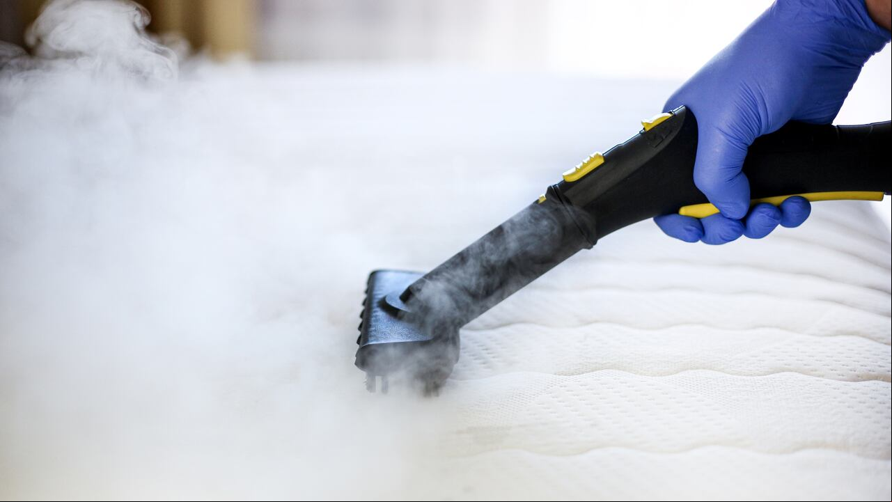 Se presentan técnicas simples pero eficaces para eliminar ácaros, polvo y manchas de los colchones, manteniendo un ambiente de sueño saludable en los hogares.
